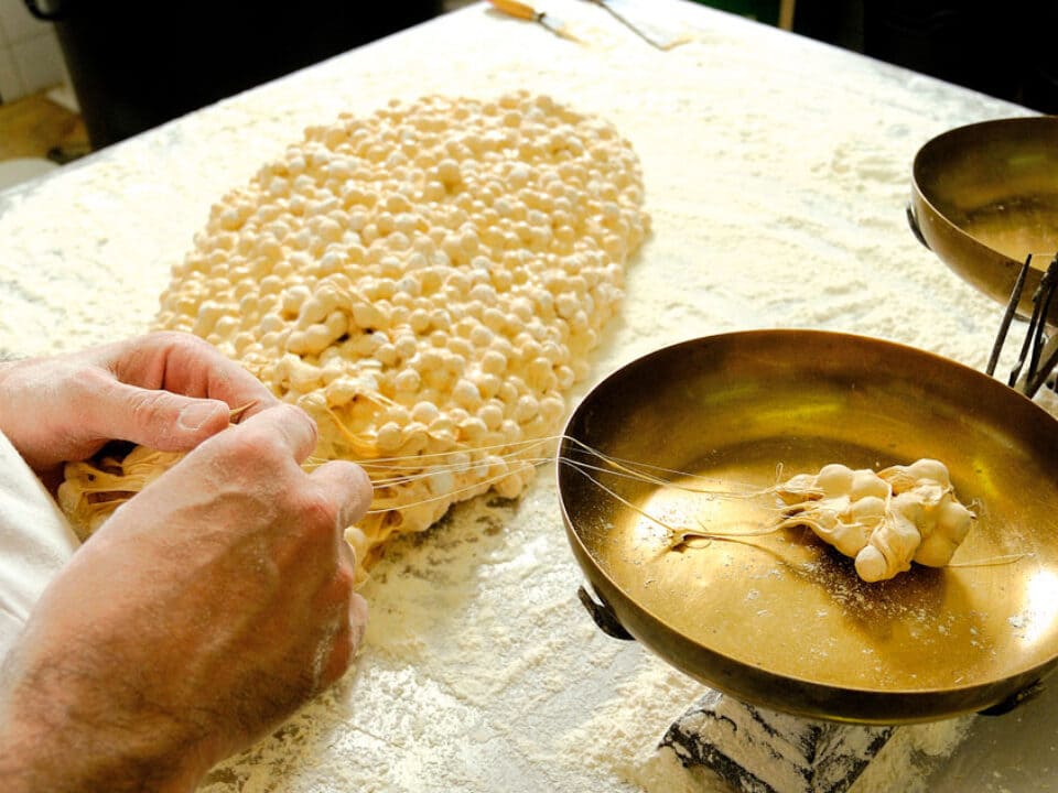 Artesà preparant torrons aquest nadal del 2024 a rebost català