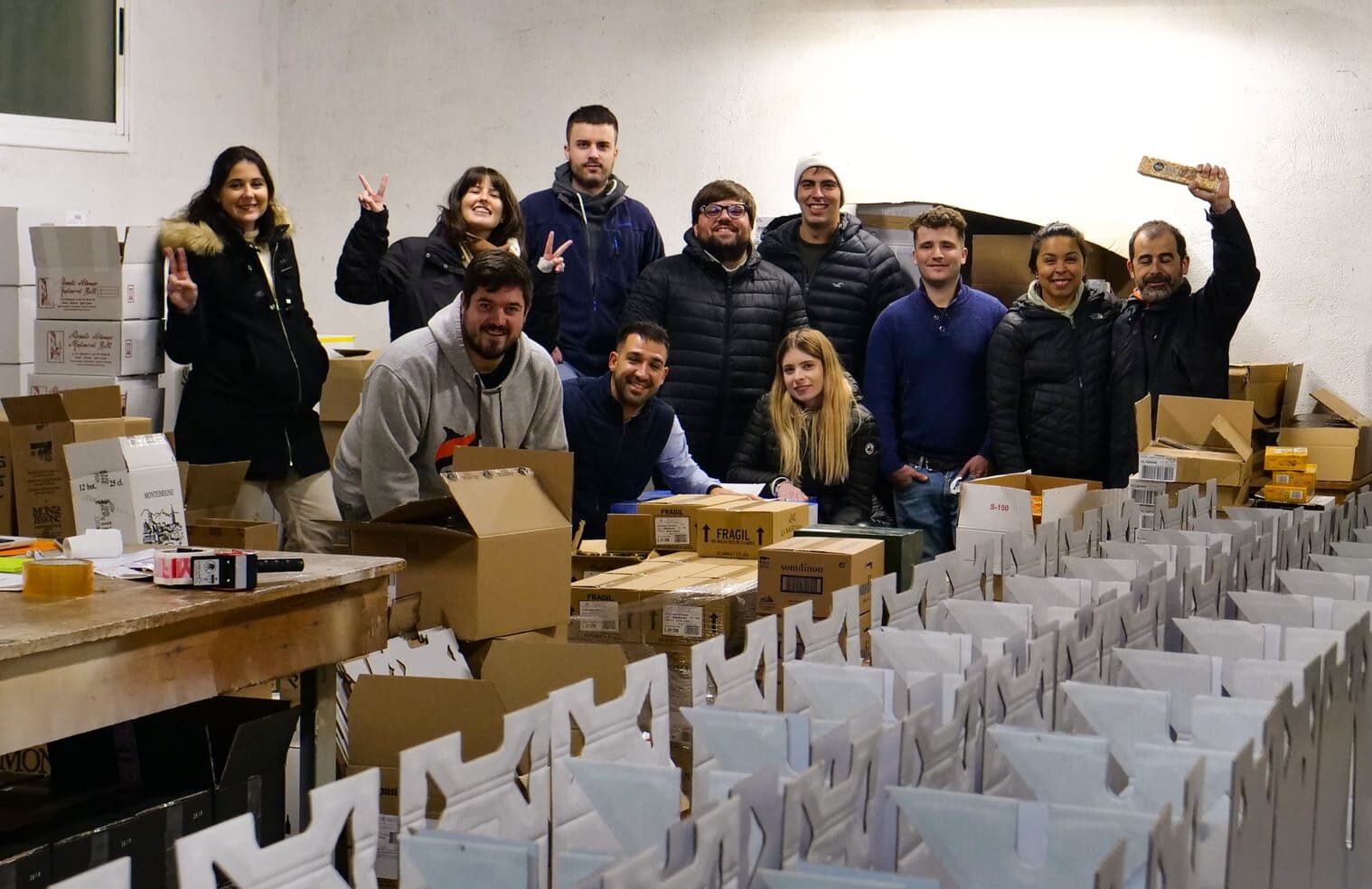 Equip de treballadors de rebost català al voltant d'una taula fent una reunió