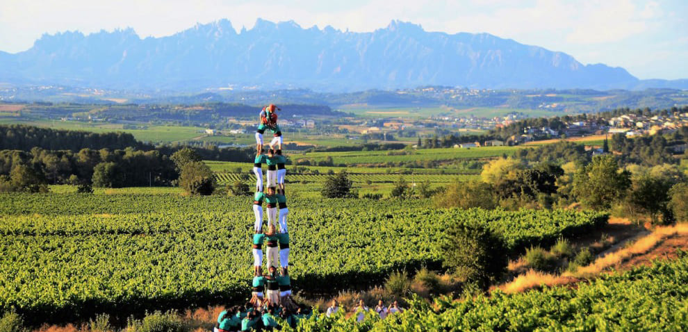Imatge del penedès amb montserrat al fons i castellers catalans al nadal