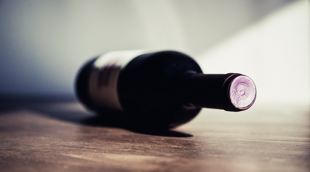 Botella de vino catalán del catálogo de lotes de navidad de 2022