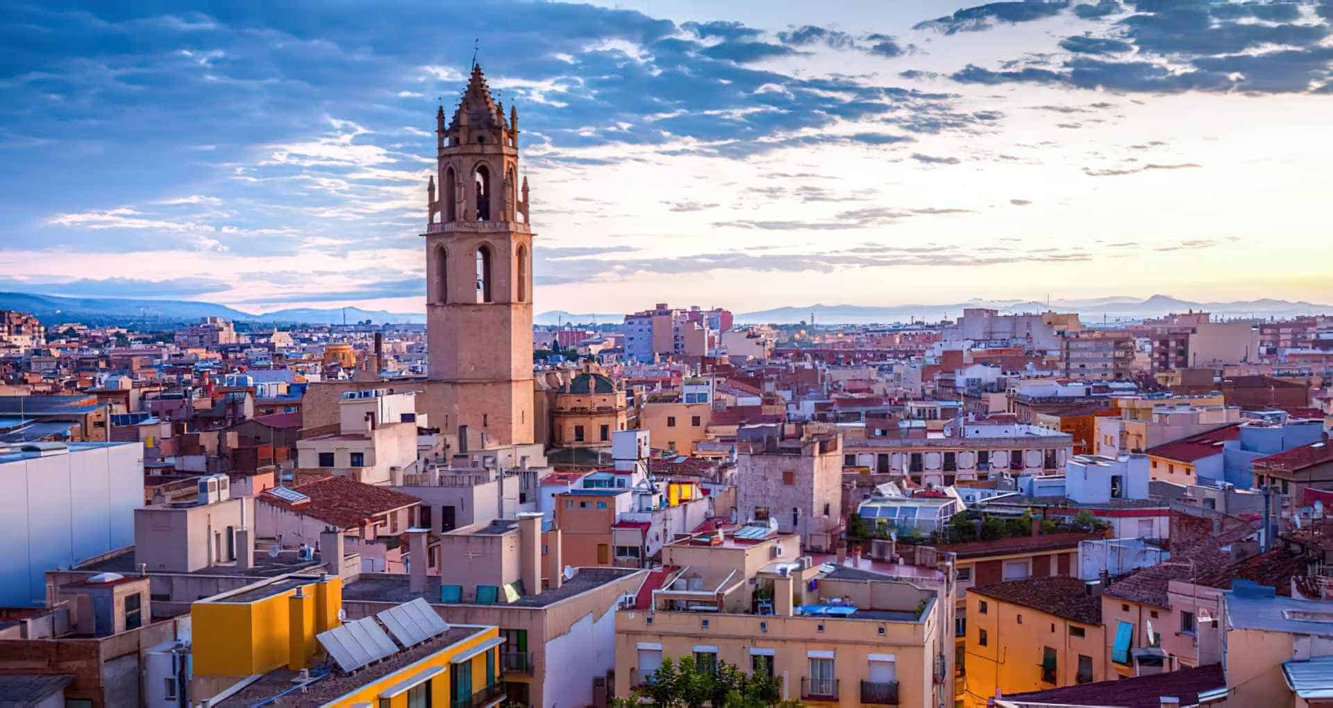 Ciudad de Reus con vistas al campanario durante la navidad