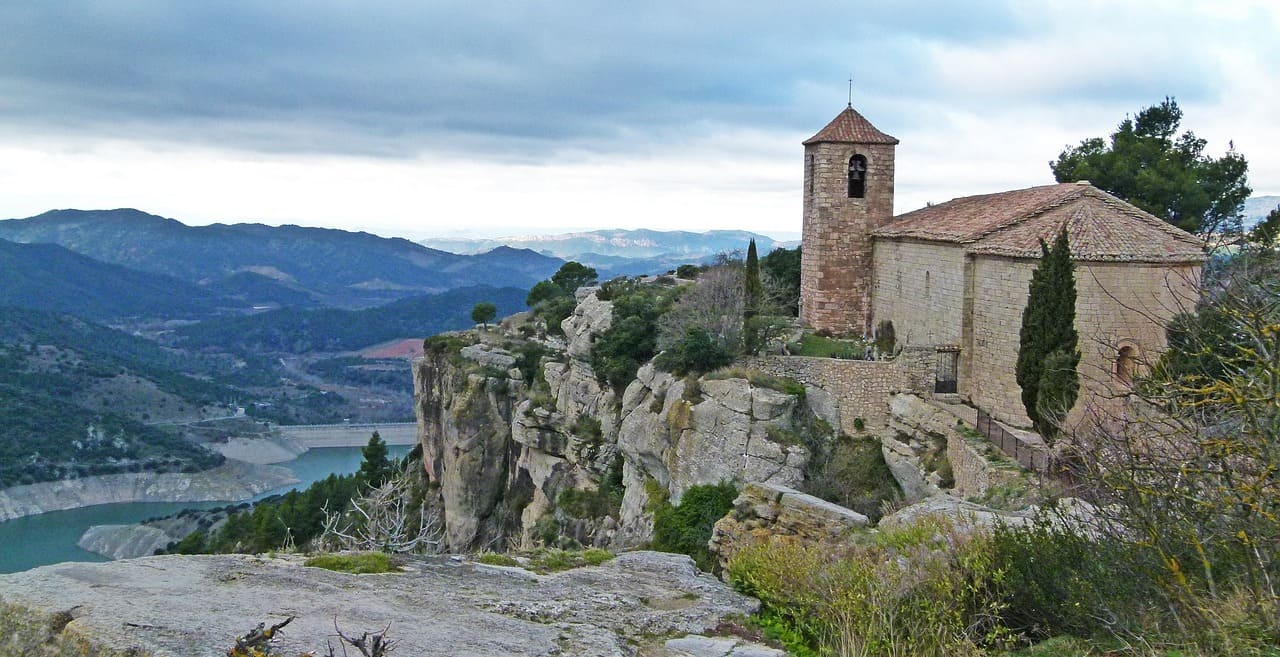 Vistes del pantà de siurana al Priorat zona de productes de qualitat pel nadal