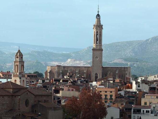 Ciutat de valls amb el campanar durant la época de nadal a rebost català