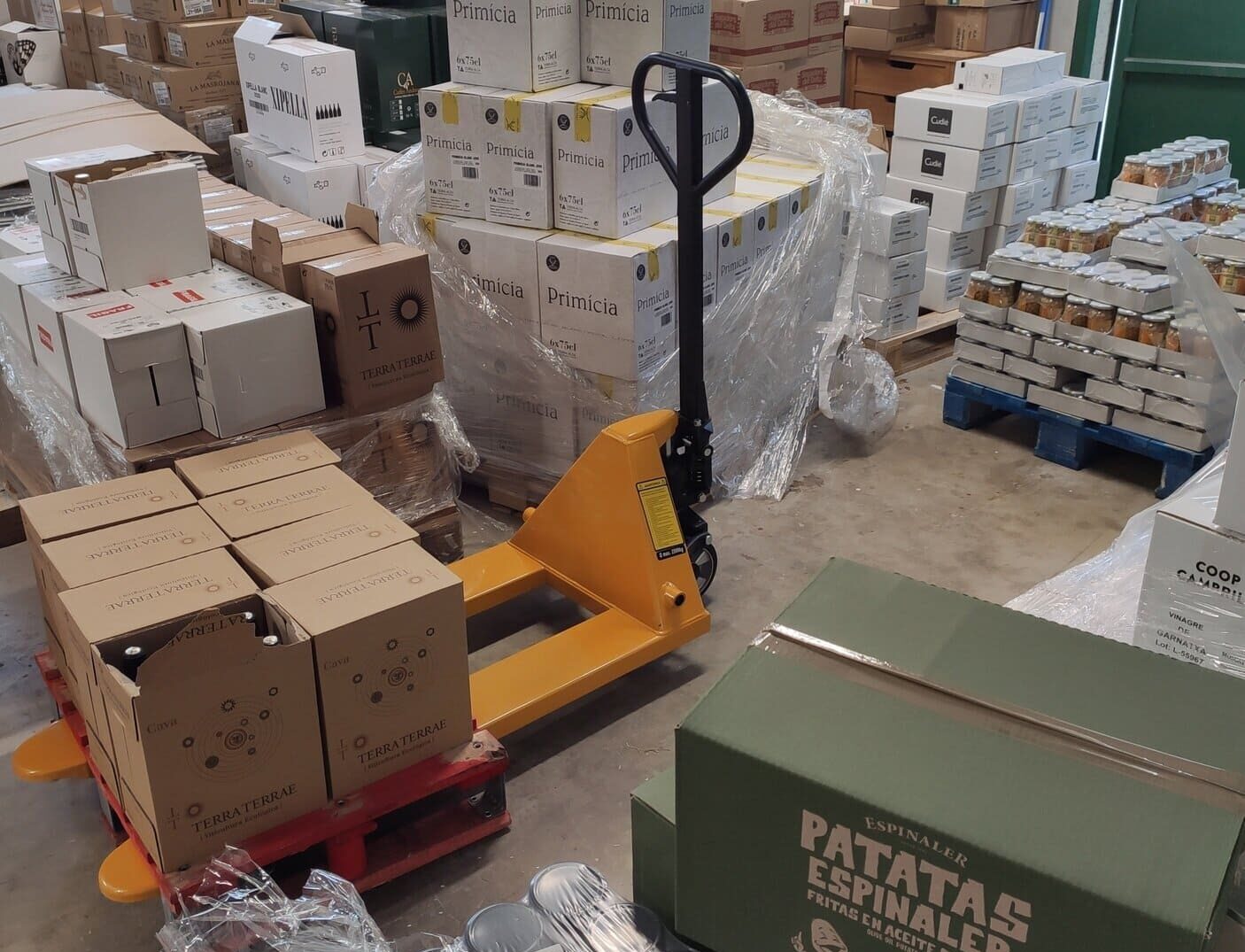 Magatzem logístic amb productes de prodicmitat de l'empresa de rebost català durant la época de nadal