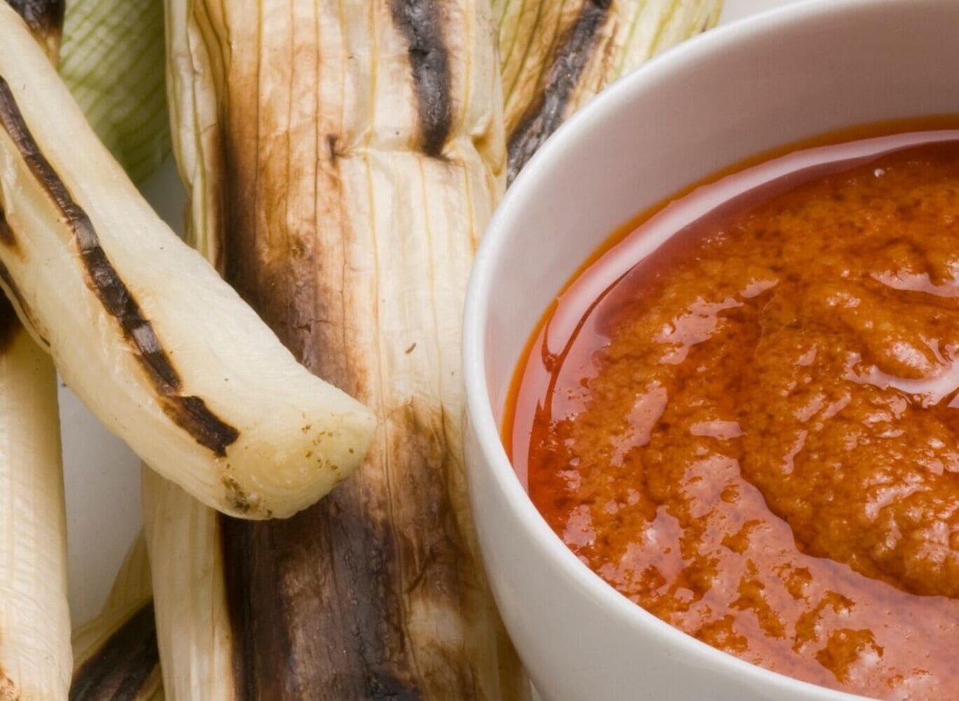 Calçots i salsa de romesco com a productes catalans de rebost català i lots de nadal a Valls